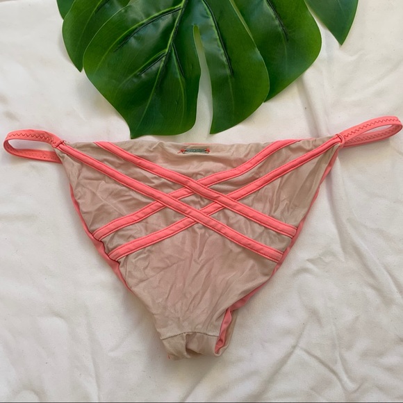 BEACH BUNNY - Shop Now - Picture 2 of 11